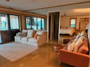 3 bedrooms, in-room safe, iron/ironing board, travel cot