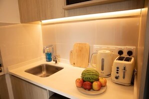 Kühlschrank, Mikrowelle, Wasserkocher, Toaster