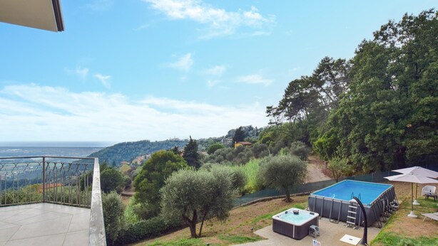A balcony with a view of a swimming pool, trees, and distant hills. - Splendida casa in Corsanico (Massarosa)