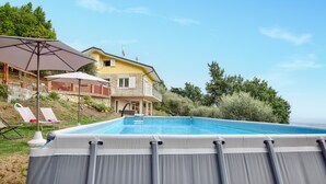 A swimming pool with a house in the background. - Splendida casa in Corsanico (Massarosa)