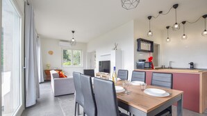 A modern kitchen with a dining area. - Splendida casa in Corsanico (Massarosa)