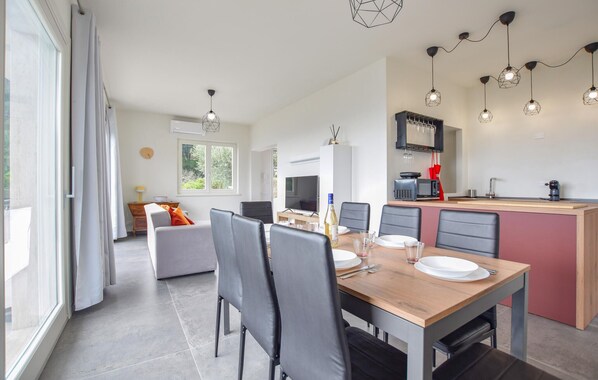 A modern kitchen with a dining area. - Splendida casa in Corsanico (Massarosa)