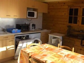 Kühlschrank, Mikrowelle, Wasserkocher mit Kaffee-/Teezubehör