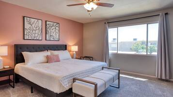 3 habitaciones, escritorio y tabla de planchar con plancha