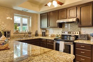 Fridge, microwave, oven, stovetop - Scott Casa - Walkable location, inviting patio, vibrant space! (Scottsdale)