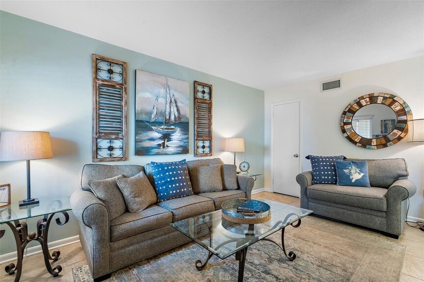 Waves 4, Poolside Condo, 5 Min Walk To Beach And Entertainment - St. Pete Beach, FL