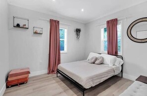 2 habitaciones, tabla de planchar con plancha, wifi y ropa de cama 