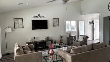 Smart-tv och eldstad