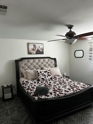 4 bedrooms, desk, iron/ironing board, WiFi - Charming 4-bedroom house in lovely Bakersfield with AC, WiFi, enjoy a hot tub (Bakersfield)