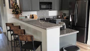 Een koelkast, een microgolfoven, een oven, een kookplaat