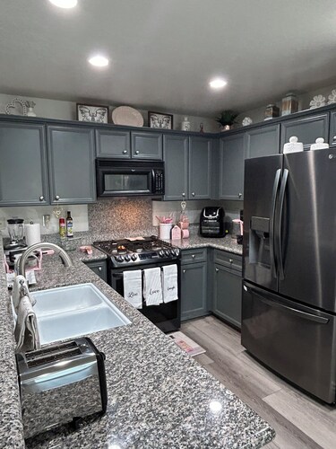 Charming 3-bedroom house in lovely Bakersfield with AC, WiFi