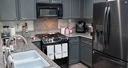 Charming 3-bedroom house in lovely Bakersfield with AC, WiFi