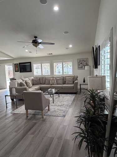 Charming 4-bedroom house in lovely Bakersfield with AC, WiFi, enjoy a hot tub