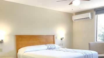 Habitación junior | Escritorio, espacio para trabajar con laptop y cortinas blackout