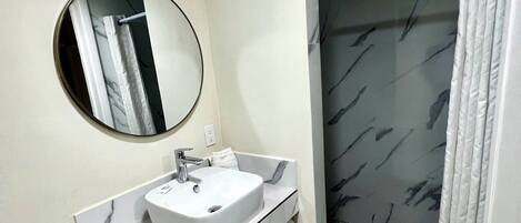 Chambre, 1 lit double | Salle de bain