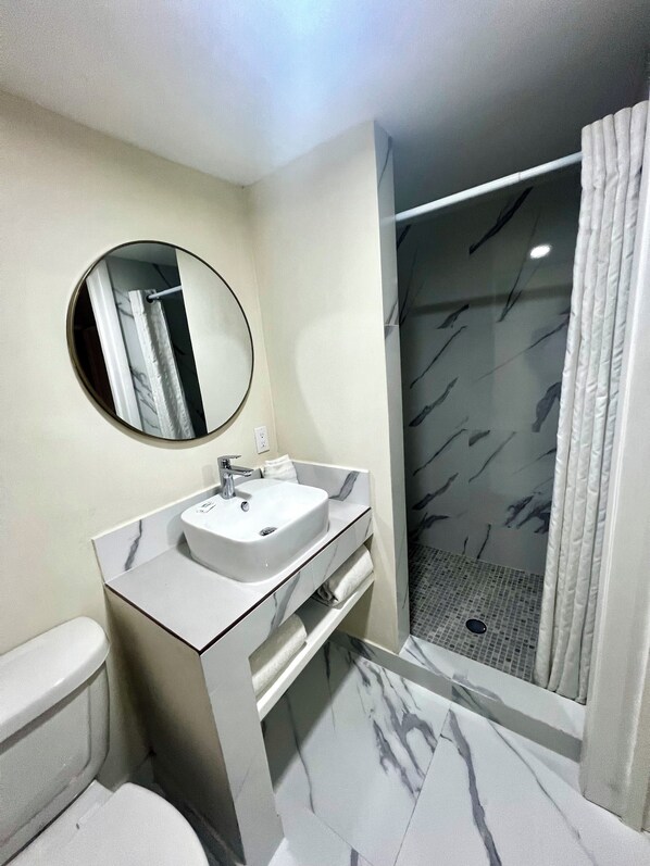 Room, 1 Double Bed | Bathroom | Shower, free toiletries, towels, soap - Hotel León (Tijuana)