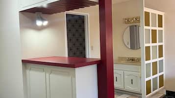 Habitación junior | Escritorio, espacio para trabajar con laptop y cortinas blackout