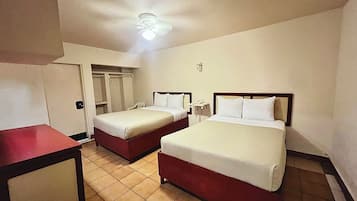 Habitación doble, 2 camas matrimoniales | Escritorio, espacio para trabajar con laptop y cortinas blackout