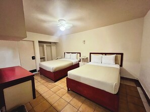 Habitación doble, 2 camas matrimoniales | Escritorio, espacio para trabajar con laptop y cortinas blackout 