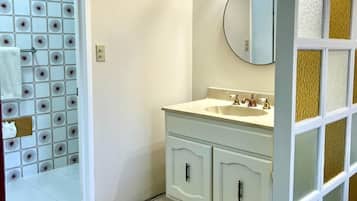 Junior Room | Bathroom | Shower, free toiletries, towels, soap