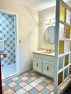 Chambre Junior | Salle de bain | Douche, articles de toilette (gratuits), serviettes fournies, savon
