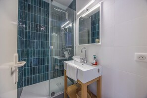 Douche, séchoir à cheveux, serviettes fournies