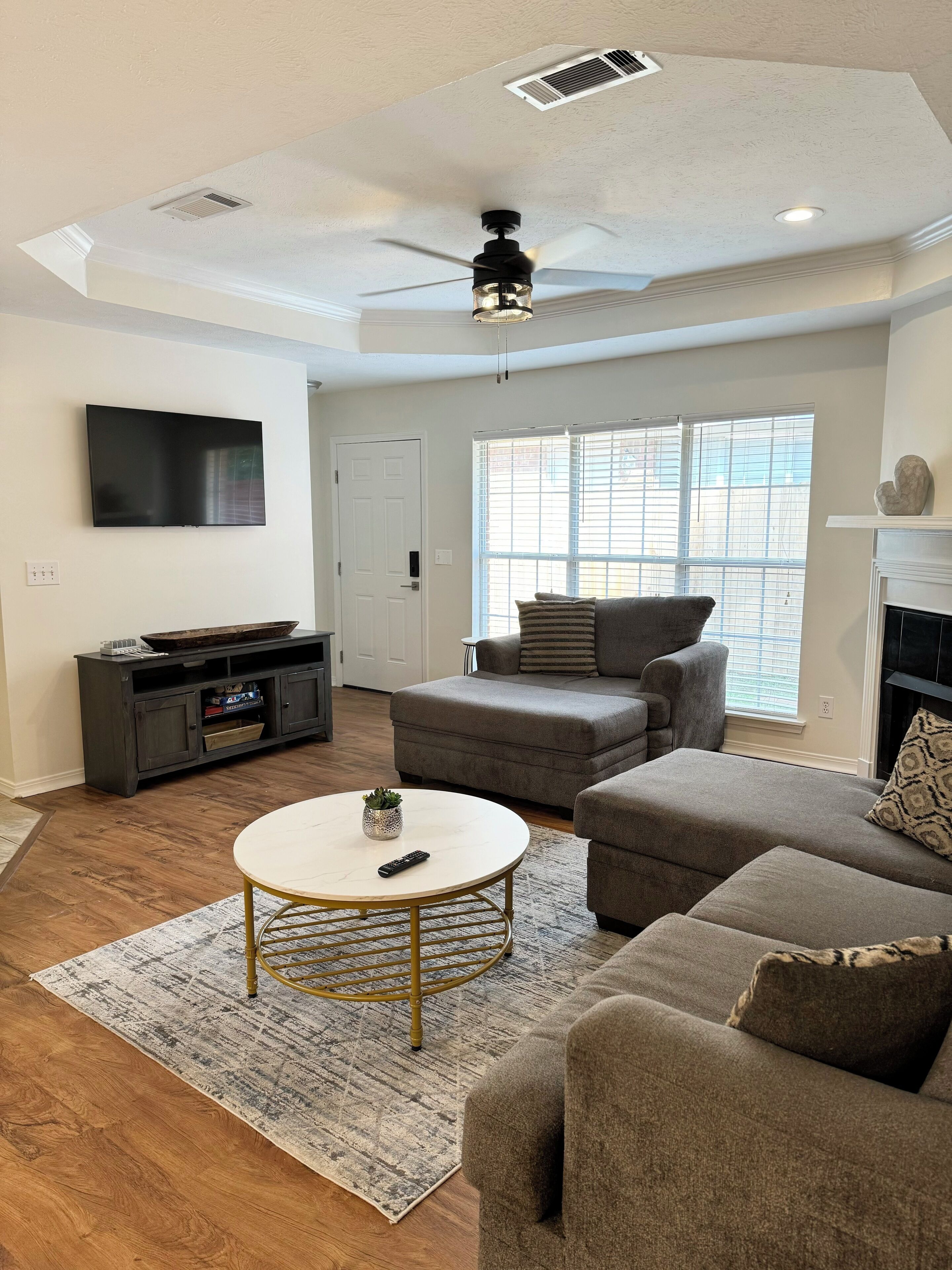 Una Smart TV, una chimenea