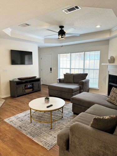 Graphite Grove: A Modern Retreat 