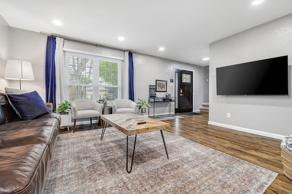 Smart-tv, een open haard en tafelvoetbal