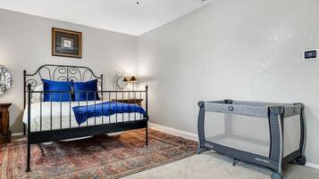 4 Schlafzimmer, Schreibtisch, Bügeleisen/Bügelbrett, Reisekinderbett