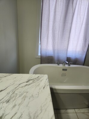 Séchoir à cheveux, serviettes fournies, savon, shampooing