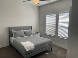 4 habitaciones, tabla de planchar con plancha, wifi y ropa de cama 