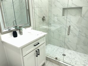 Ducha, secador de pelo, toallas, jabón