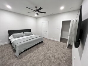 4 bedrooms, iron/ironing board, WiFi, bed sheets