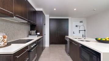 Mikrobølgeovn, kokeplater og oppvaskmaskin