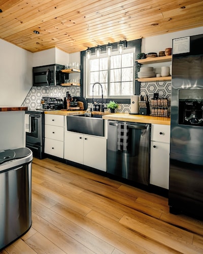 NEW Pocono Lake Modern & Cozy Cabin, Hot Tub, Pools