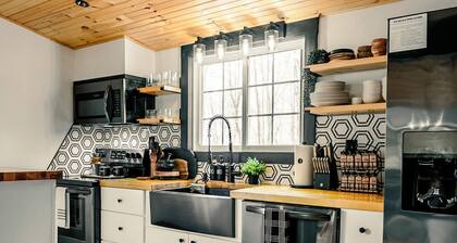 NEW Pocono Lake Modern & Cozy Cabin, Hot Tub, Pools