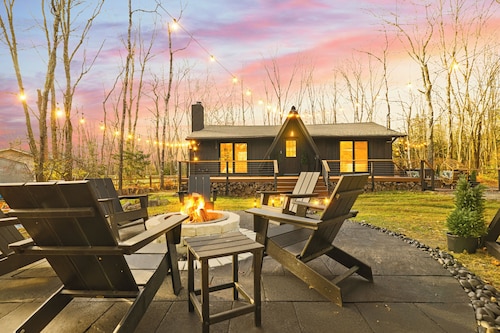 NEW Pocono Lake Modern & Cozy Cabin, Hot Tub, Pools