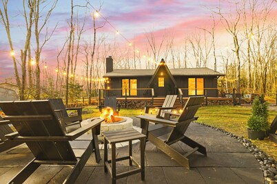 NEW Pocono Lake Modern & Cozy Cabin, Hot Tub, Pools