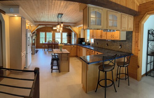 4 Bedroom Country Bliss with Rooftop Lounge Loft