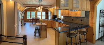 4 Bedroom Country Bliss with Rooftop Lounge Loft