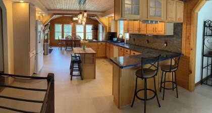 4 Bedroom Country Bliss with Rooftop Lounge Loft