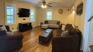 Living area - 4 Bedroom Country Bliss with Rooftop Lounge Loft (Chittenango)