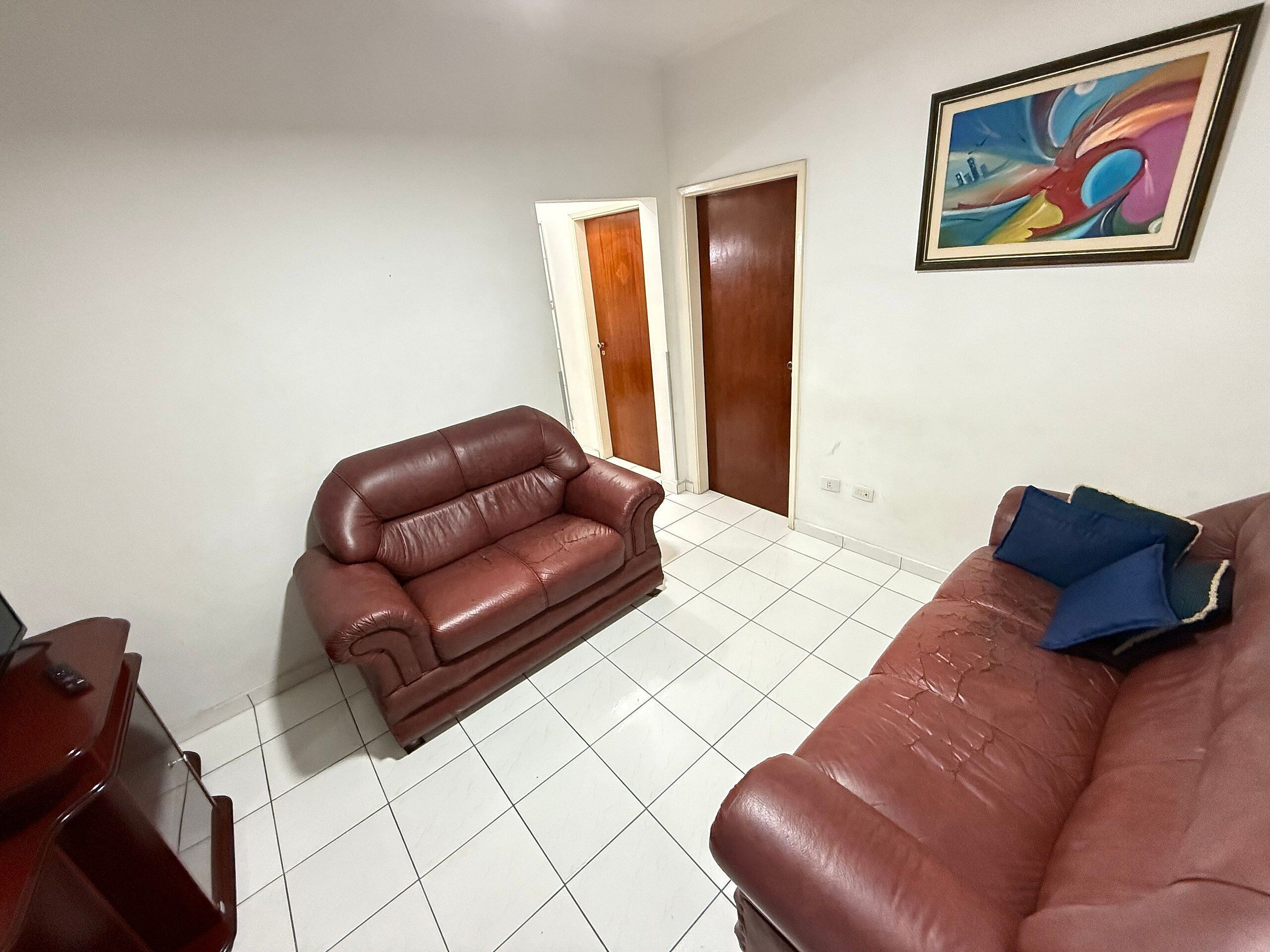 Apartamento família | Área de estar | TV de tela plana 43 polegadas com canais via satélite, TV