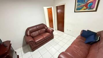 Apartamento família | Área de estar | TV de tela plana 43 polegadas com canais via satélite, TV