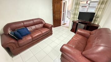 Apartamento família | Área de estar | TV de tela plana 43 polegadas com canais via satélite, TV