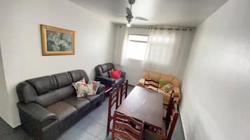 Apartamento família | Área de estar | TV de tela plana 43 polegadas com canais via satélite, TV