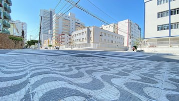 Na praia, areia branca