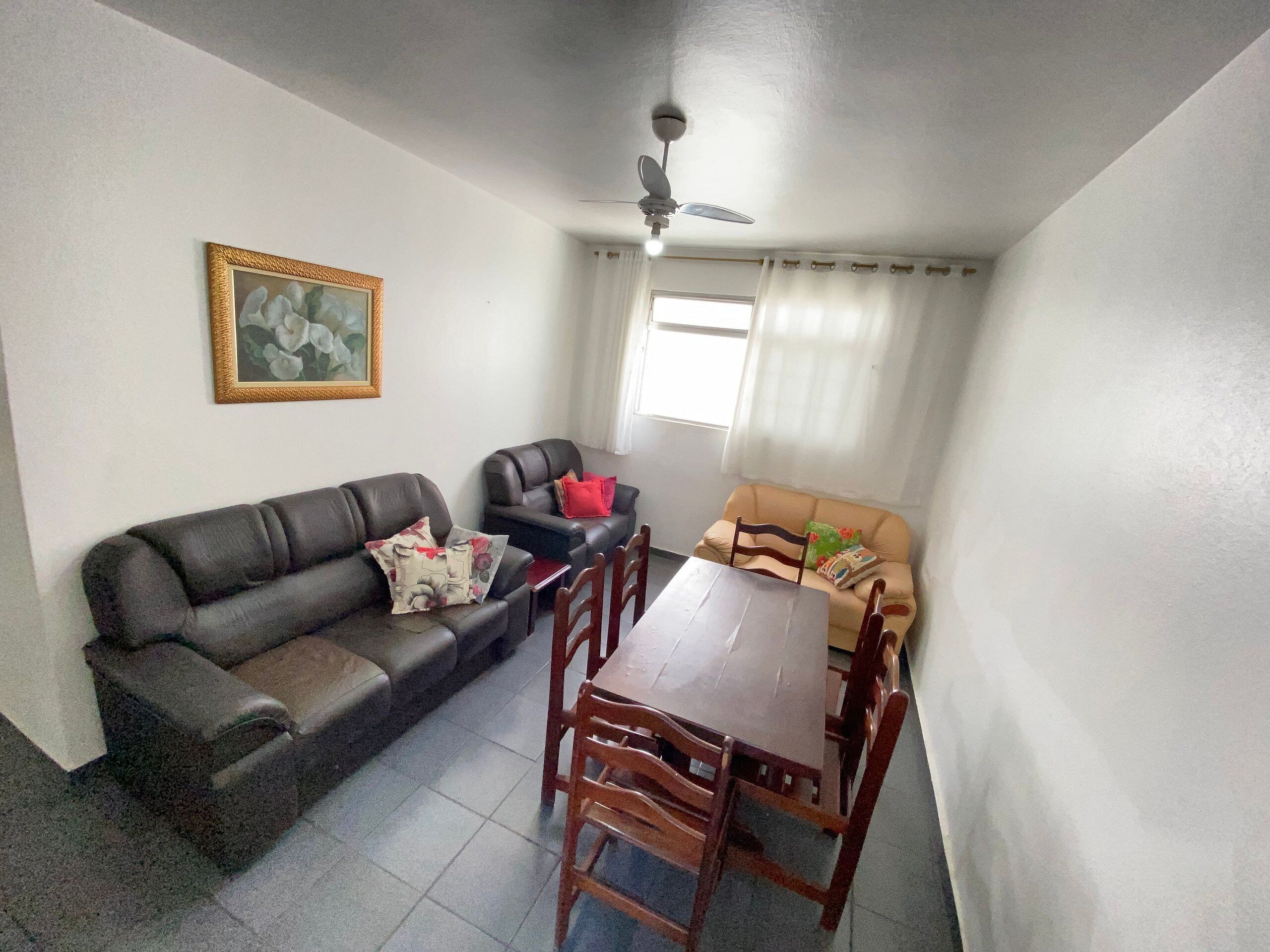 Apartamento | Área de estar | TV de tela plana 43 polegadas com canais via satélite, TV