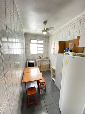 Family Apartment | Private kitchen | Coffee/tea maker, dining tables - Pé na Areia Praia da Guilhermina IV (Praia Grande)